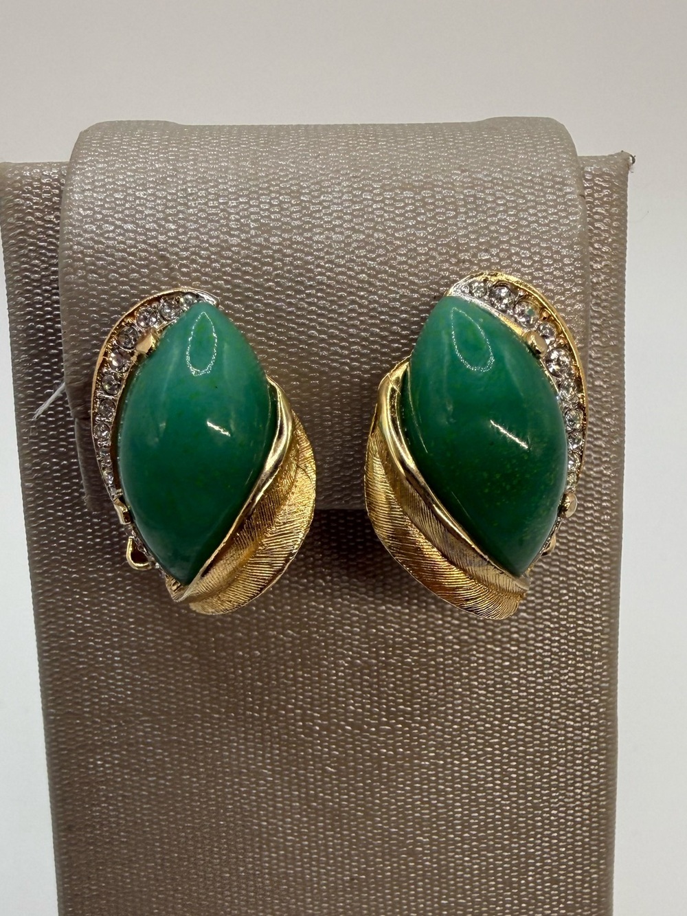 Vintage PEND Green Cabochon Rhinestone Gold Tone Leaf Clip On Earrings